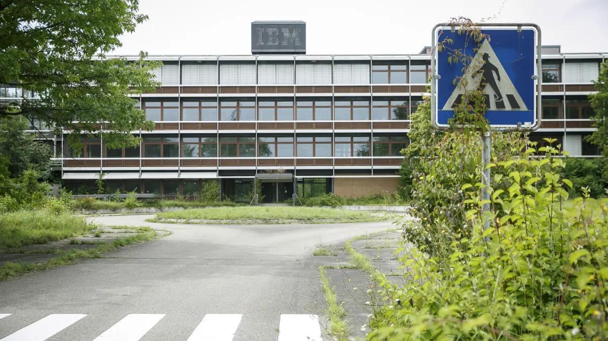 Stuttgart, Baden-Wuerttemberg, 10.08.2021:
Blick auf eines der Denkmalgeschuetzten Hauser mit einem verwitterten IBM Logo.
Interview mit dem Projektteam Hermann Stegschuster und Anna-Lena Maier von Consus ueber und auf dem Eiermann-Campus zum kuenftigen Bauprojekt.