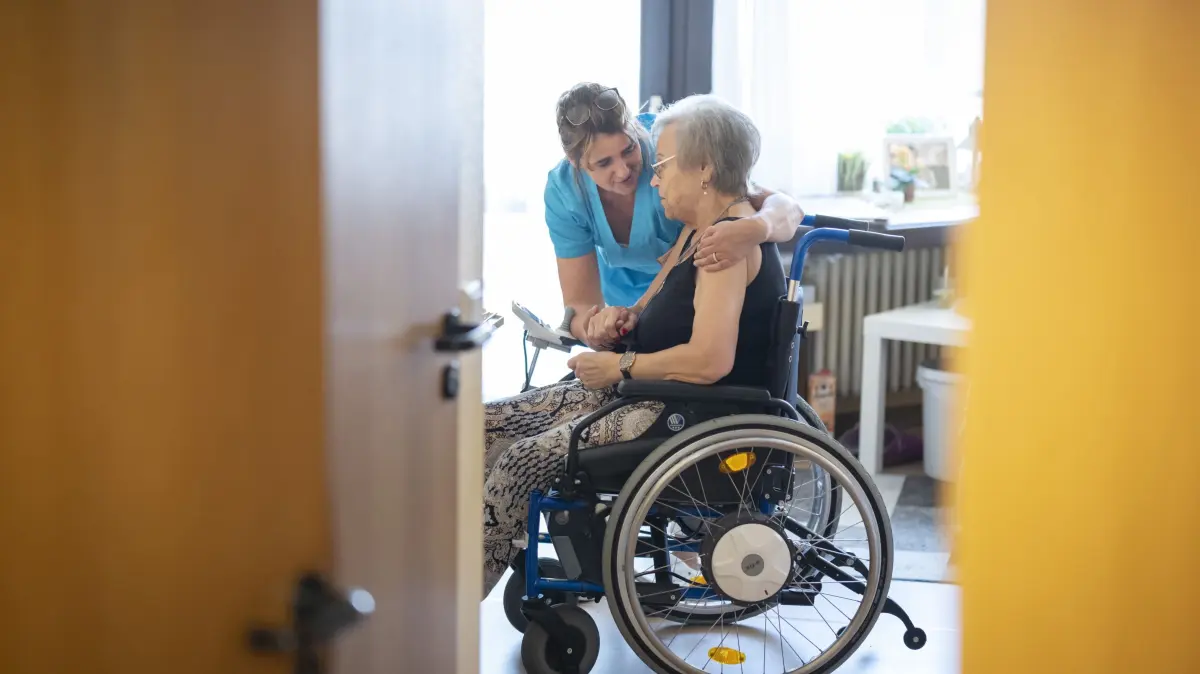 Plaene fuer Pflegereform stossen auf Kritik: Pflegerin mit einer Bewohnerin im Rollstuhl im Altenpflegeheim (Themenfoto vom 23.08.2023).
Die von Bundesgesundheitsministerin Nina Warken (CDU) geplante Reform der Pflegeleistungen stoesst auf breite Kritik. Die Einsparungen sollten vor allem auf Pflegebeduerftige, Angehoerige und die professionell Pflegenden verlagert werden, sagte die Praesidentin des Pflegerats, Christine Vogler. (Siehe epd-Meldungen am 05.06.2026) *** Local Caption *** 00493676