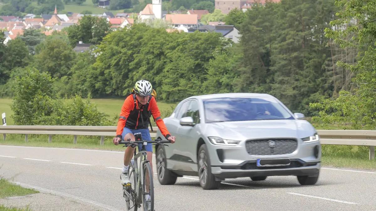 Bühler: Heimsheim - Gabriele Bühler aus Heimsheim fährt täglich mit dem Fahrrad nach Gebersheim zur Arbeit. Besonders den Abschnitt zwischen Heimsheim und Perouse empfindet sie als gefährlich. Seit vielen Jahren wird über einen straßenbegleitenden Radweg diskutiert, doch es tut sich nichts.