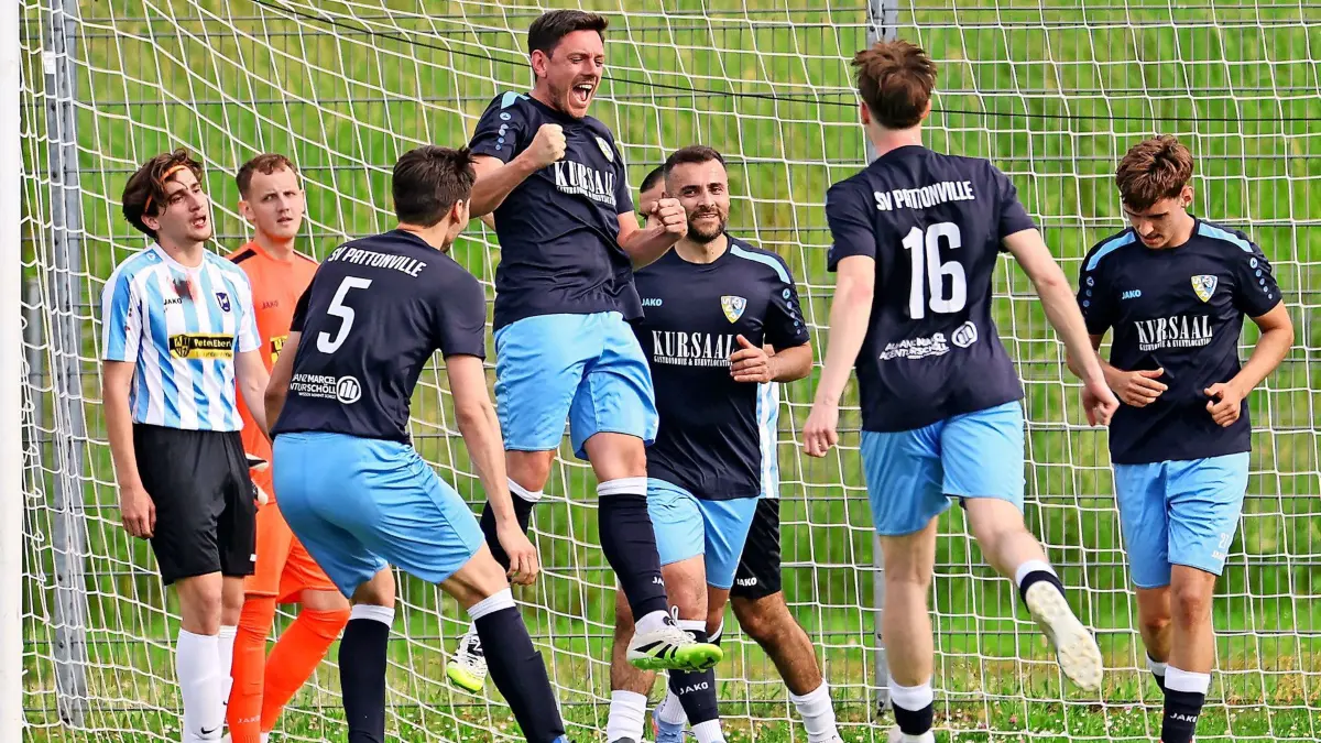 BAU // Kornwestheim Fußball SV Pattonville vs. TSV Schwieberdingen, Torschütze Jannik Hoffmann (Pattonville, Mitte) jubelt über sein To zum 0:1