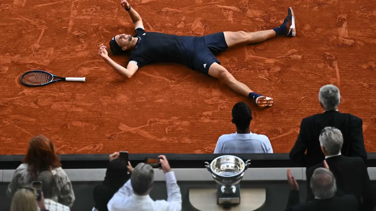 Germany's Alexander Zverev celebrates after winning the French Open tennis tournament men's singles final match against Italy's Flavio Cobolli on day 15 of the French Open tennis tournament on Court Philippe-Chatrier at the Roland-Garros Complex in Paris on June 7, 2026. (Photo by JULIEN DE ROSA / AFP)