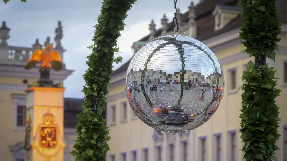 Ludwigsburg - Im Innenhof des Schlosses konnten Fans elektronischer Musik ein Konzert der DJs Beat Kids genießen, begleitet von der Saxophonistin Marie Sol, sowie lokalen Wein – im Rahmen einer Veranstaltung namens „Melodic Wine“