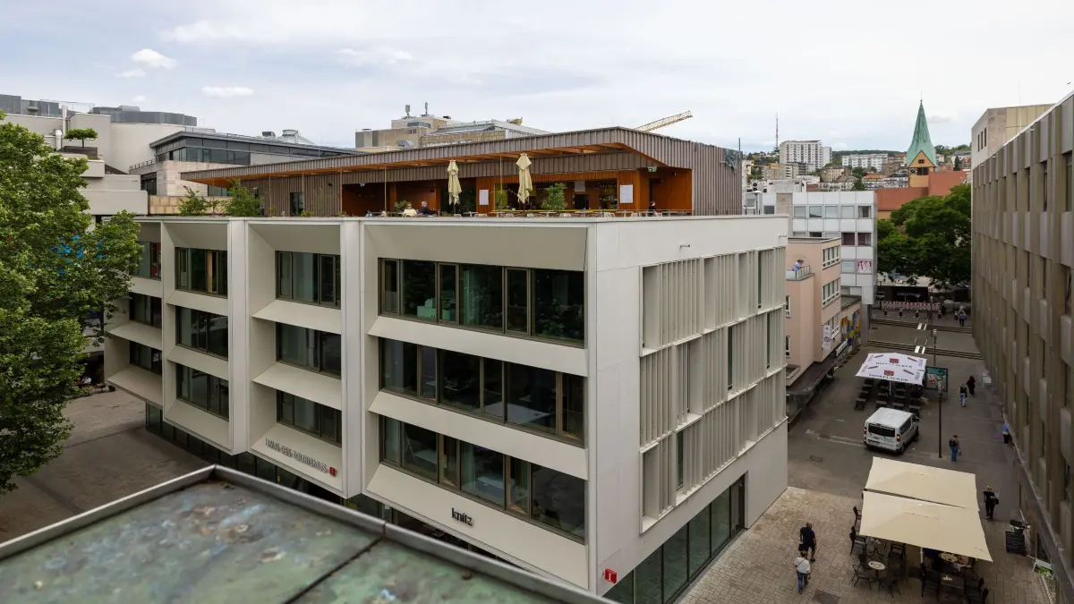 Haus des Tourismus: Blick auf das Haus des Tourismus auf dem Marktplatz mit der Dachterrasse des Café Knitz.