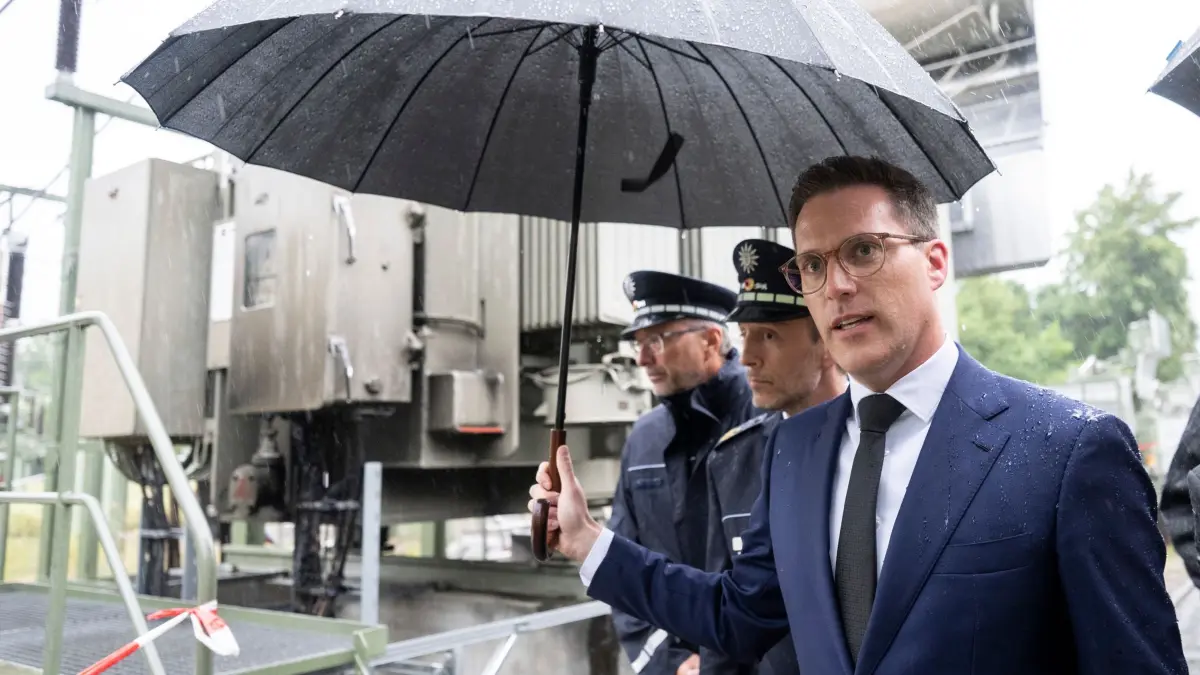 Innenminister Hagel besucht Umspannwerk nach Brand: 08.06.2026, Baden-Württemberg, Reutlingen: Manuel Hagel (CDU, r-l), Innenminister von Baden-Württemberg, geht mit Landespolizeidirektor Carsten Höfler über das Gelände eines Umspannwerks, in dem es in der Nacht gebrannt hatte. Foto: Marijan Murat/dpa +++ dpa-Bildfunk +++
