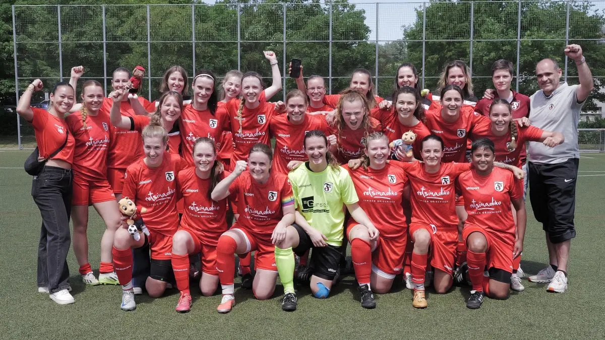 Fussball, Fußball, Damen, Frauen, Regionenliga, Spvgg Feuerbach, Sportvg Feuerbach: Fussball, Fußball, Damen, Frauen, Regionenliga, Sportvg Feuerbach, Spvgg Feuerbach, Meister, Meisterjubel, Jubel, Jubelbild, Aufstieg, Aufstiegsjubel, Mannschaft, Mannschaftsfoto
Fotograf: Günter E. Bergmann - Photography
Aufnahmedatum: 07.06.2026