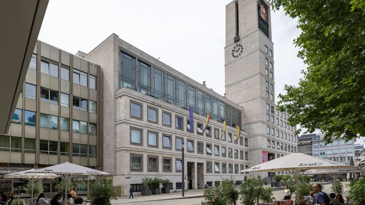 Haus des Tourismus: Blick auf das Haus des Tourismus auf dem Marktplatz mit der Dachterrasse des Café Knitz.