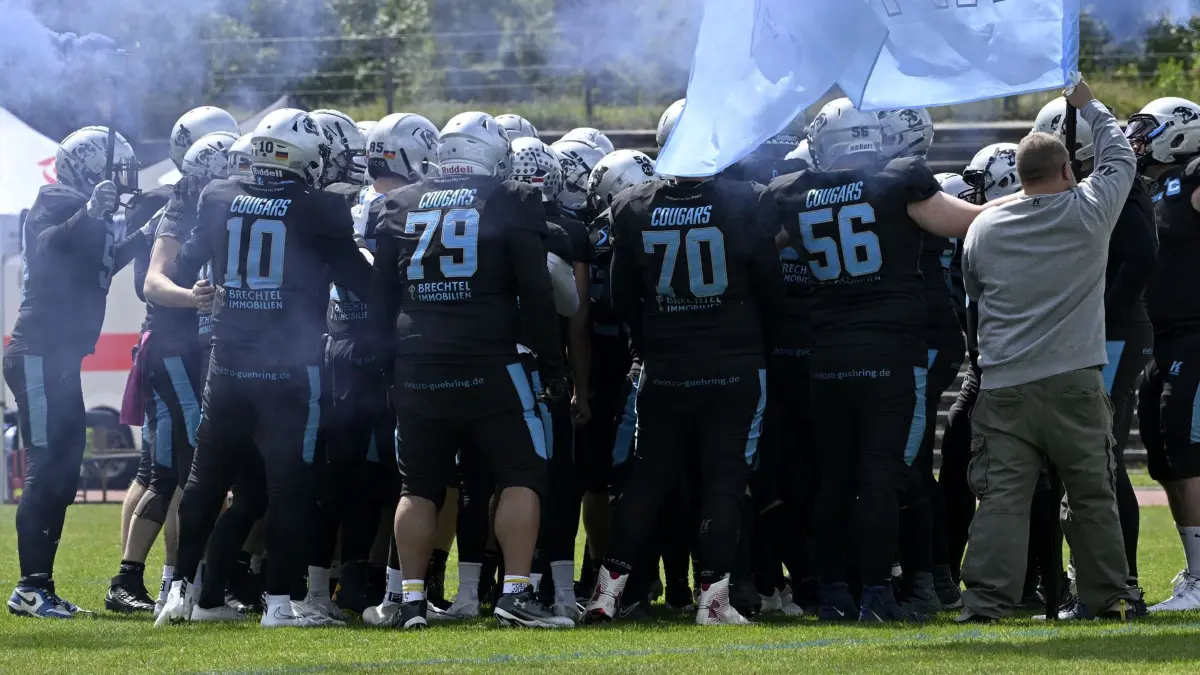 Kornwestheim Cougars- Ludwigsburg Bulldogs; American Football Oberliga Baden-Württemberg;
Cougars (blau): Einmarsch