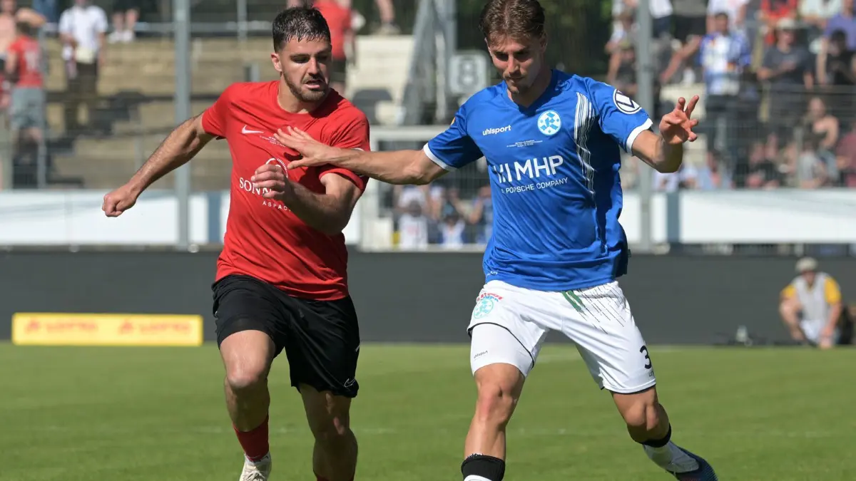 Mario Borac (SV Stuttgarter Kickers, #36) am / mit Ball im Zweikampf mit Michael Kleinschrodt (SG Sonnenhof Grossaspach, #11) SV Stuttgarter Kickers vs. SG Sonnenhof Grossaspach, Fussball, Maenner, DB-Regio wfv-Pokalfinale, Saison 2025/2026, 23.05.2026 Foto: Eibner-Pressefoto/Tobias Baur