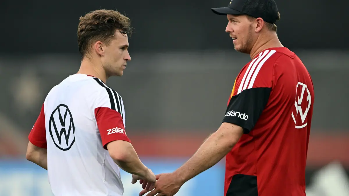 Fußball-WM 2026 - Training Deutschland: 08.06.2026, USA, Winston-Salem: Fußball: Nationalmannschaft, vor dem ersten WM-Spiel gegen Curacao, Bundestrainer Julian Nagelsmann (Deutschland) und Joshua Kimmich (Deutschland) unterhalten sich beim öffentlichen Training auf dem Gelände der Wake Forest University. Foto: Federico Gambarini/dpa +++ dpa-Bildfunk +++