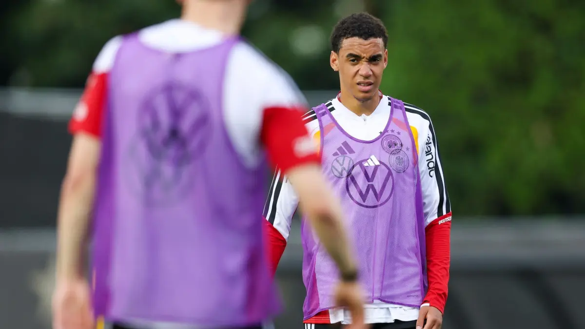 Fußball-WM 2026 - Training Deutschland: 08.06.2026, USA, Winston-Salem: Fußball: Nationalmannschaft, vor dem Spiel gegen Curacao. Jamal Musiala (Deutschland) steht bei der ersten Trainingseinheit auf dem Gelände der Wake Forest University. Foto: Jan Woitas/dpa +++ dpa-Bildfunk +++