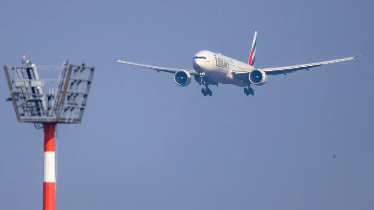 Neues „Asylgrenzzentrum“ am Düsseldorfer Flughafen: ARCHIV - 04.03.2026, Nordrhein-Westfalen, Düsseldorf: Eine Boeing 777 der Fluglinie Emirates aus Dubai landet am Mittag um 13.26 Uhr am Flughafen Düsseldorf. Die Reform eines gemeinsamen europäischen Asylsystems bringt eine spezielle Flüchtlingseinrichtung für Einreisen über Flughäfen auch nach Düsseldorf. (zu dpa: «Neues «Asylgrenzzentrum» am Düsseldorfer Flughafen») Foto: Christoph Reichwein/dpa +++ dpa-Bildfunk +++