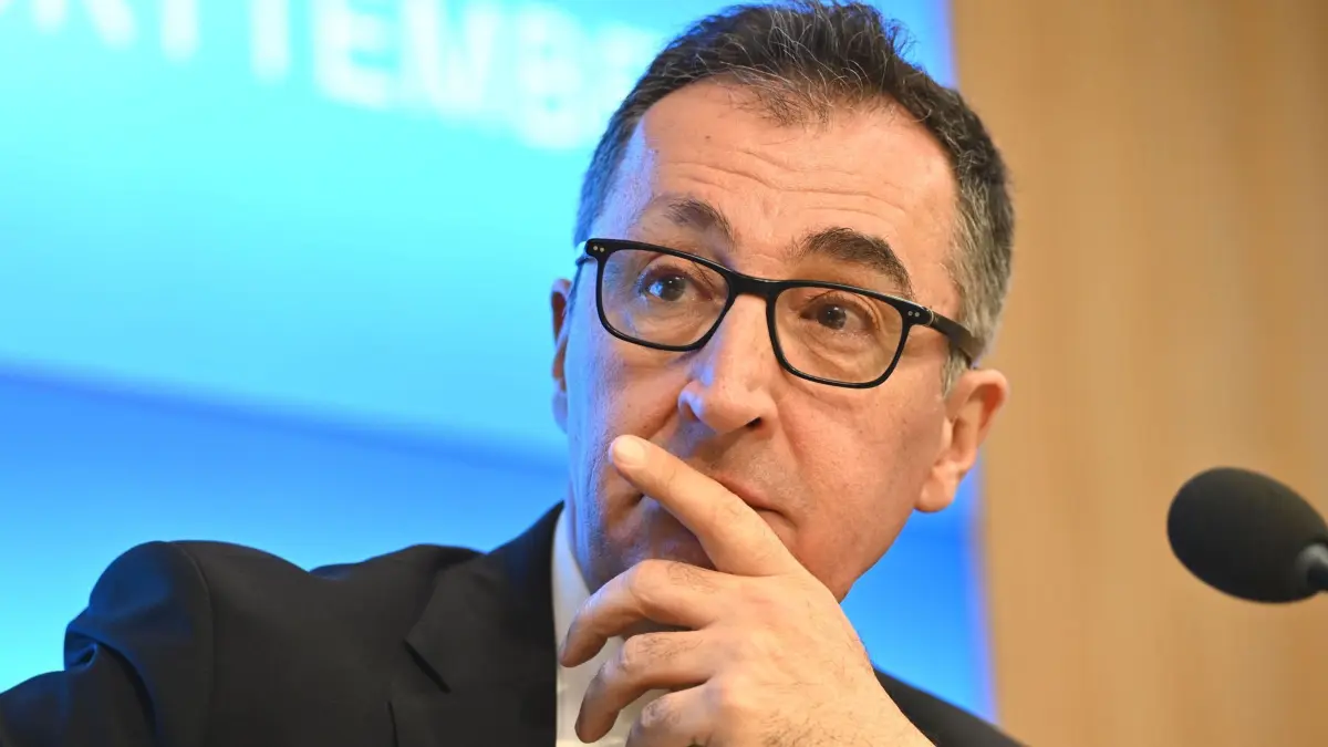 ARCHIV - 19.05.2026, Baden-Württemberg, Stuttgart: Cem Özdemir (Bündnis 90/Die Grünen), Ministerpräsident von Baden-Württemberg, und Manuel Hagel (CDU), sitzt in der Landespressekonferenz. Özdemir stellt sich zum ersten Mal als Regierungschef den Fragen der Journalistinnen und Journalisten. Zuvor hatte das grün-schwarze Kabinett erstmals regulär getagt. (zu dpa: «Özdemir: Wegen «Lügenfritz» zeige ich niemanden an») Foto: Katharina Kausche/dpa +++ dpa-Bildfunk +++