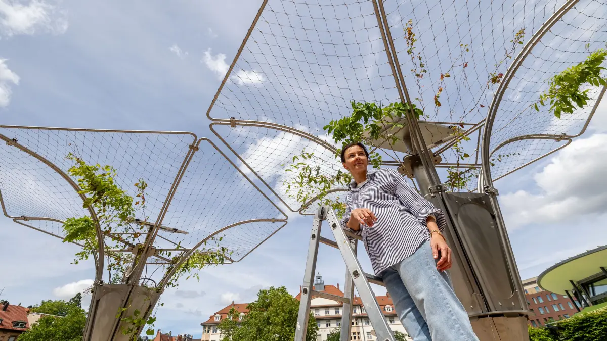 Hitzeschutz: #ecotrii #marienplatz #hitze Auf dem Marienplatz in Stuttgart stehen seit Kurzem zwei Ecotriis des gleichnamigen Stuttgarter Start-ups. Zudem gibt es eine neue Sprühnebelanlage. Der Marienplatz ist an Hitzetagen sehr heiß.