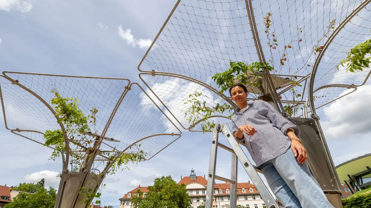 Hitzeschutz: #ecotrii #marienplatz #hitze Auf dem Marienplatz in Stuttgart stehen seit Kurzem zwei Ecotriis des gleichnamigen Stuttgarter Start-ups. Zudem gibt es eine neue Sprühnebelanlage. Der Marienplatz ist an Hitzetagen sehr heiß.