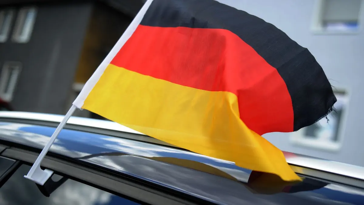 Deutschland-Fahne am Auto
