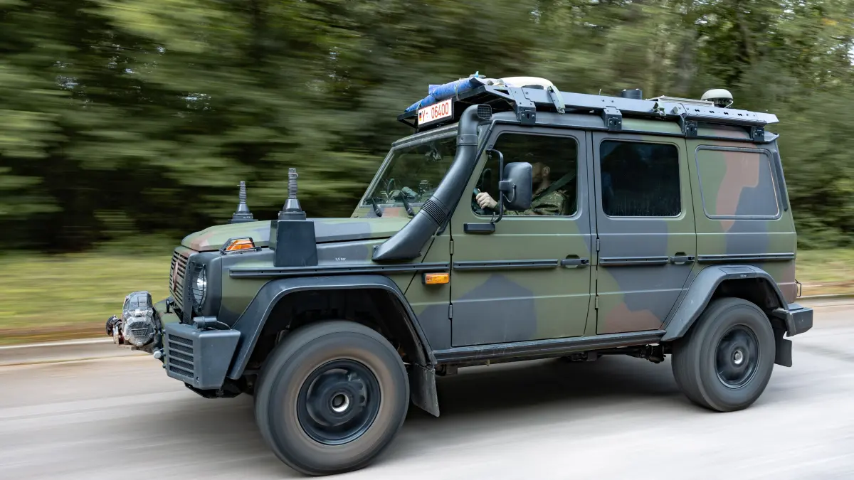 Der Kraftfahrer fährt den neuen Wolf 2 während der Erprobung auf dem Gelände der Wehrtechnischen Dienststelle 41 (WTD 41) in Trier, am 23.07.2025.
©Bundeswehr/Christoph Kassette
