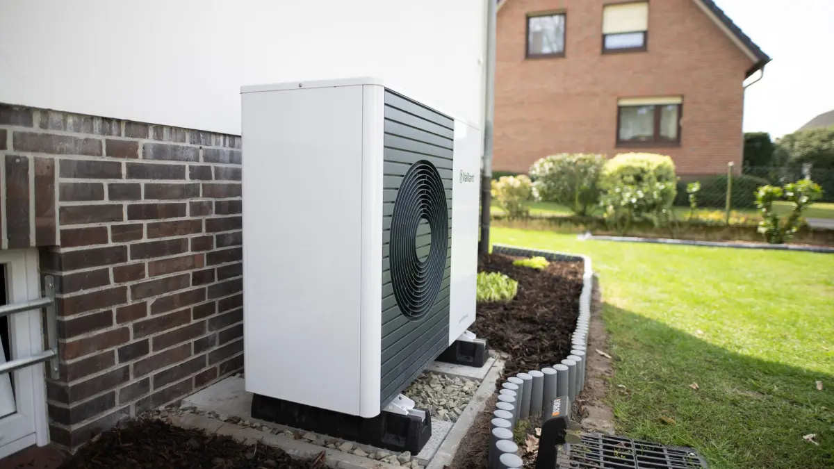 Wärmepumpe im Einfamilienhaus: ARCHIV - 22.04.2023, Niedersachsen, Rotenburg: Leise lohnt sich: Ruhige Wärmepumpen schonen die Nerven der Nachbarn und können mit Fördergeld finanziert werden. (zu dpa: «Anteil von Wärmepumpen in Neubauten verdoppelt sich») Foto: Daniel Reinhardt/dpa/dpa-tmn +++ dpa-Bildfunk +++
