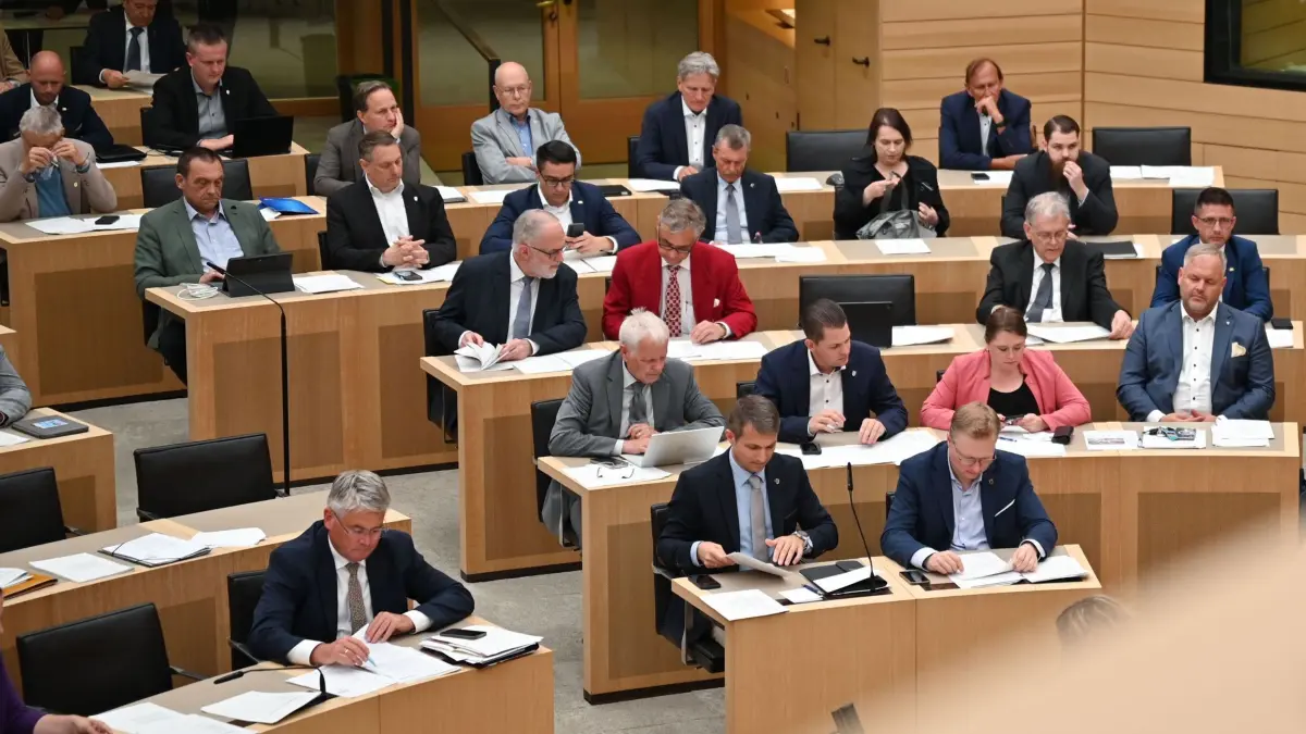 10.06.2026, Baden-Württemberg, Stuttgart: Blick auf die AfD-Landtagsfraktion während einer Sitzung des Landtags. In der Sitzung geht es unter anderem um die Erhöhung der Diäten. Foto: Katharina Kausche/dpa +++ dpa-Bildfunk +++