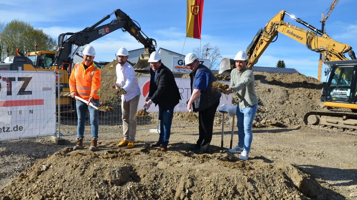 Spatenstich bei der Ludwig-Uhland-Halle in Gärtringen