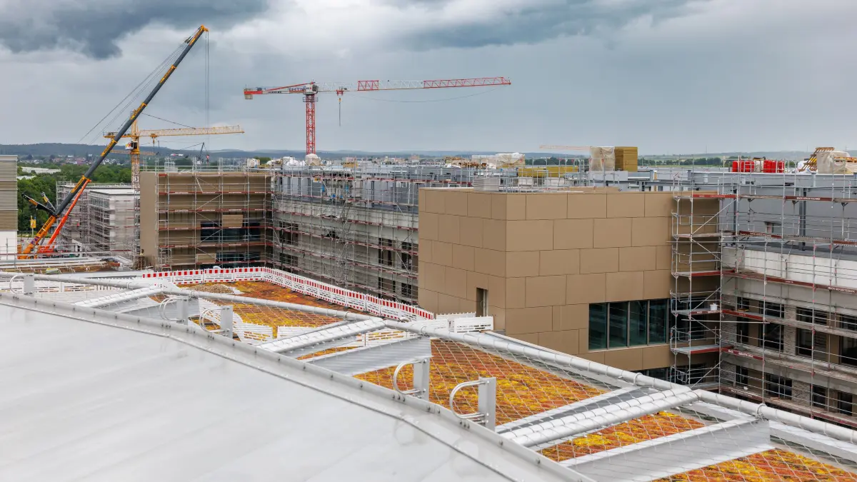 Flugfeldklinikum: Die Baustelle für das Flugfeldklinikum in Böblingen ist die größte Baustelle des Landkreises und eines der größten Krankenhausprojekte in BW. Die Arbeiten gehen voran. Was ist der aktuelle Stand? Mit dabei sind Landrat Roland Bernhard und Projekt-Geschäftsführer Harald Schäfer.