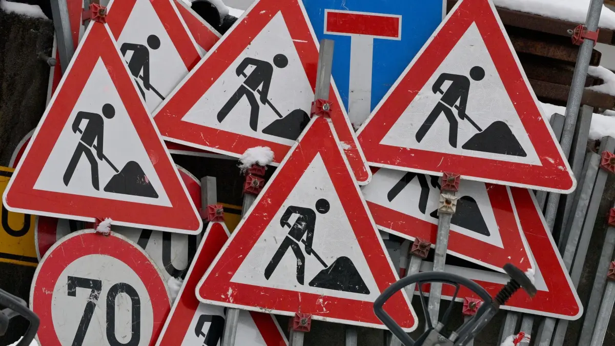 Baustellenschilder: ARCHIV - 04.01.2021, Bayern, Agatharied: Mehrer Baustellenschilder und sonstige Verkehrsschilder stehen auf dem Hof einer Strassenbaufirma nebeneinander. Das Land will in diesem Jahr mehr als 54 Millionen Euro für die Sanierung von Verkehrsinfrastruktur im nördlichen Teil Schleswig-Holsteins ausgeben. (zu dpa: «SPD: Gesetz für schnellere Verkehrsprojekte kommt bald») Foto: Peter Kneffel/dpa +++ dpa-Bildfunk +++