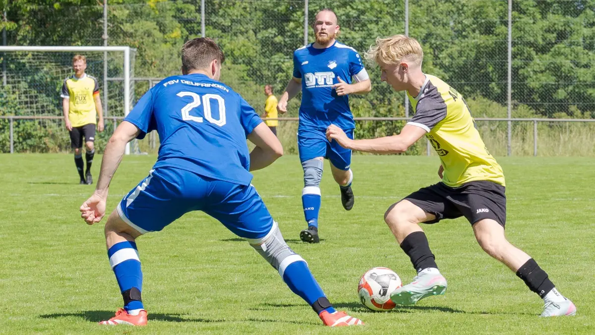 Timo Kschischek (FSV Deufringen, #20), Tim Oehler (SpVgg Aidlingen, #11)
GER, FSV Deufringen vs. SpVgg Aidlingen, Fussball, Kreisliga A3, 30. Spieltag, Spielzeit 2025/2026, 07.06.2026
Foto: Eibner/Carsten Schwering