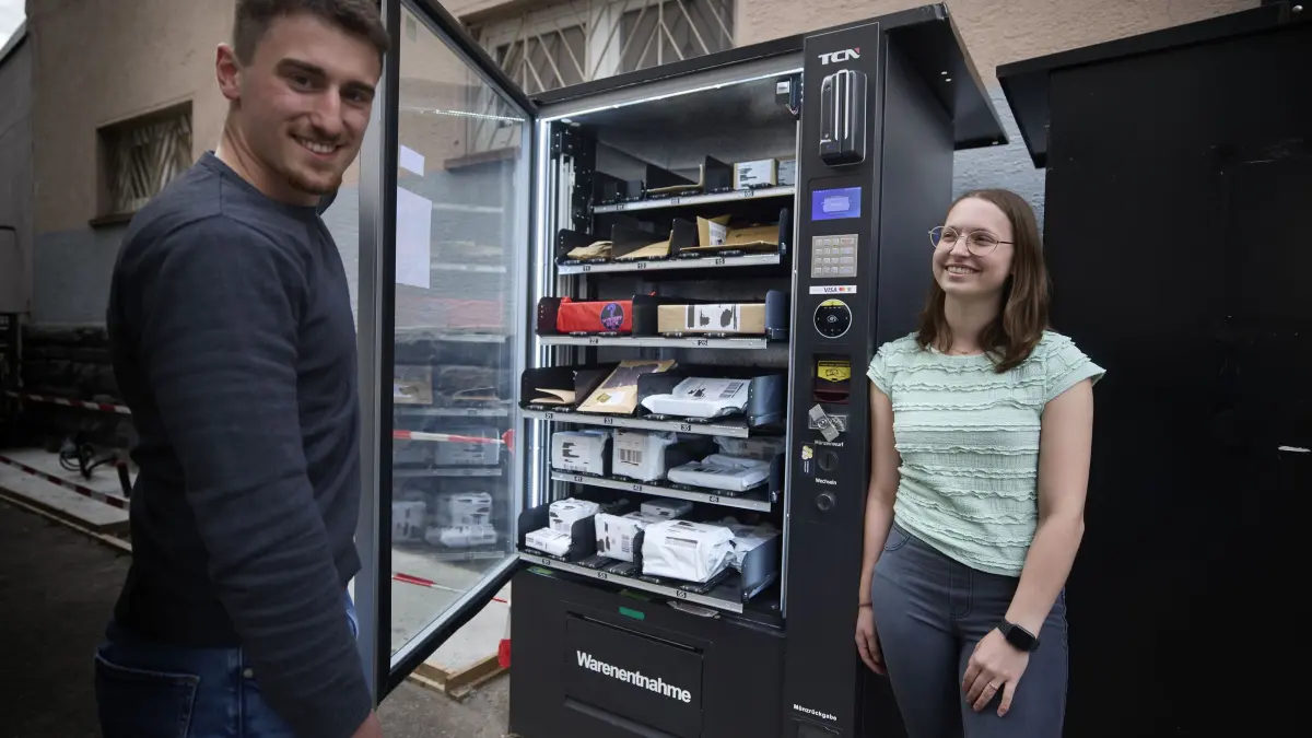 KEINEN AUSSCHNITT MACHEN Mystery Packs-Automat von Lilly Kempe und Elvis Ramadani: KEINEN AUSSCHNITT MACHEN
Fellbach, DEU, 11.06.2026
Mystery Packs-Automat von Lilly Kempe und Elvis Ramadani
No model release. Kein Einverständnis für Werbung, keine Weitergabe an Dritte.
Abgebildete Personen haben der Veröffentlichung in der STZN zugestimmt.