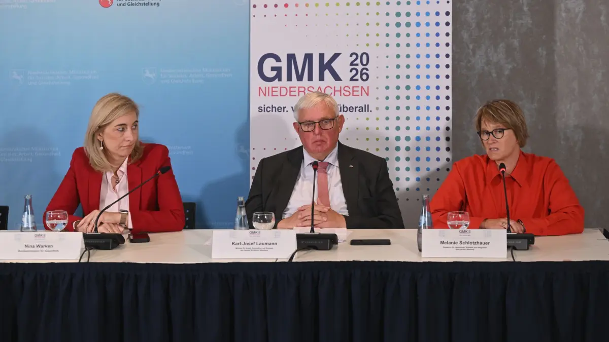 Gesundheitsministerkonferenz in Hannover: 11.06.2026, Niedersachsen, Hannover: Nina Warken (CDU, l-r), Bundesgesundheitsministerin, Karl-Josef Laumann (CDU), Gesundheitsminister von Nordrhein-Westfalen, und Melanie Schlotzhauer (SPD), sprechen bei der Pressekonferenz zur Gesundheitsministerkonferenz GMK 2026. Foto: Julian Stratenschulte/dpa +++ dpa-Bildfunk +++