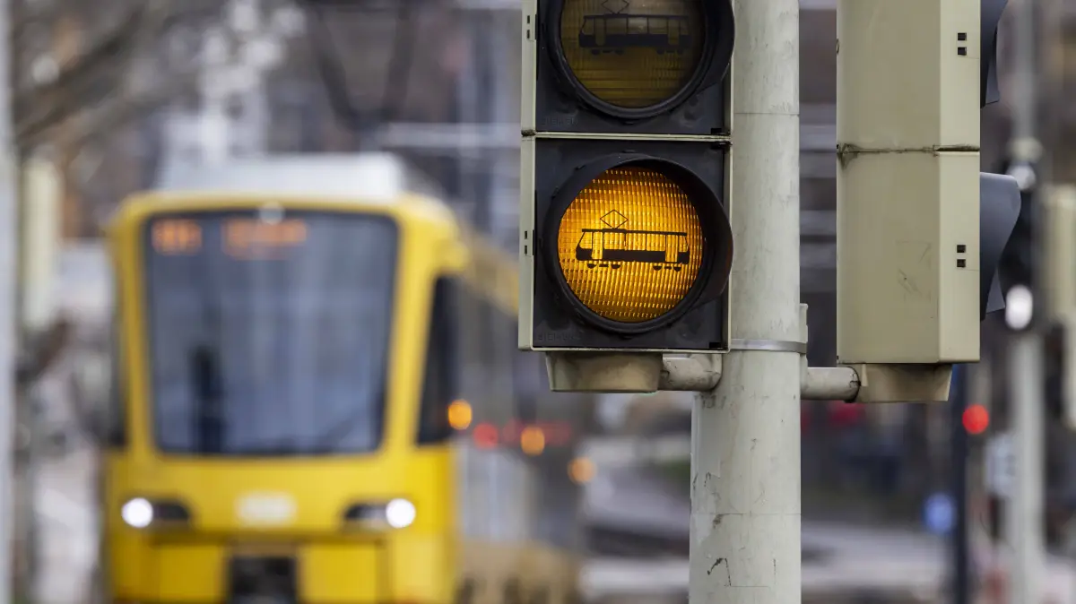 Unfall in Stuttgart-Feuerbach: Mann von Stadtbahn erfasst und verletzt