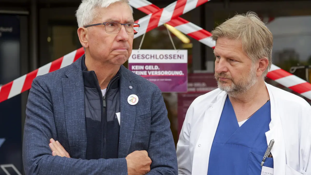 Demo: Leonberg - Demo am Krankenhaus / Klinik . Die Proteste rund um das Krankenhaus Leonberg konzentrieren sich aktuell auf den Erhalt der medizinischen Grundversorgung und den Protest gegen die GKV-Reform. Mit oberbürgermeister Degode, Chefarzt Beier , landrat Bernhard und Geschäftsführer Alexander Schmidtke
