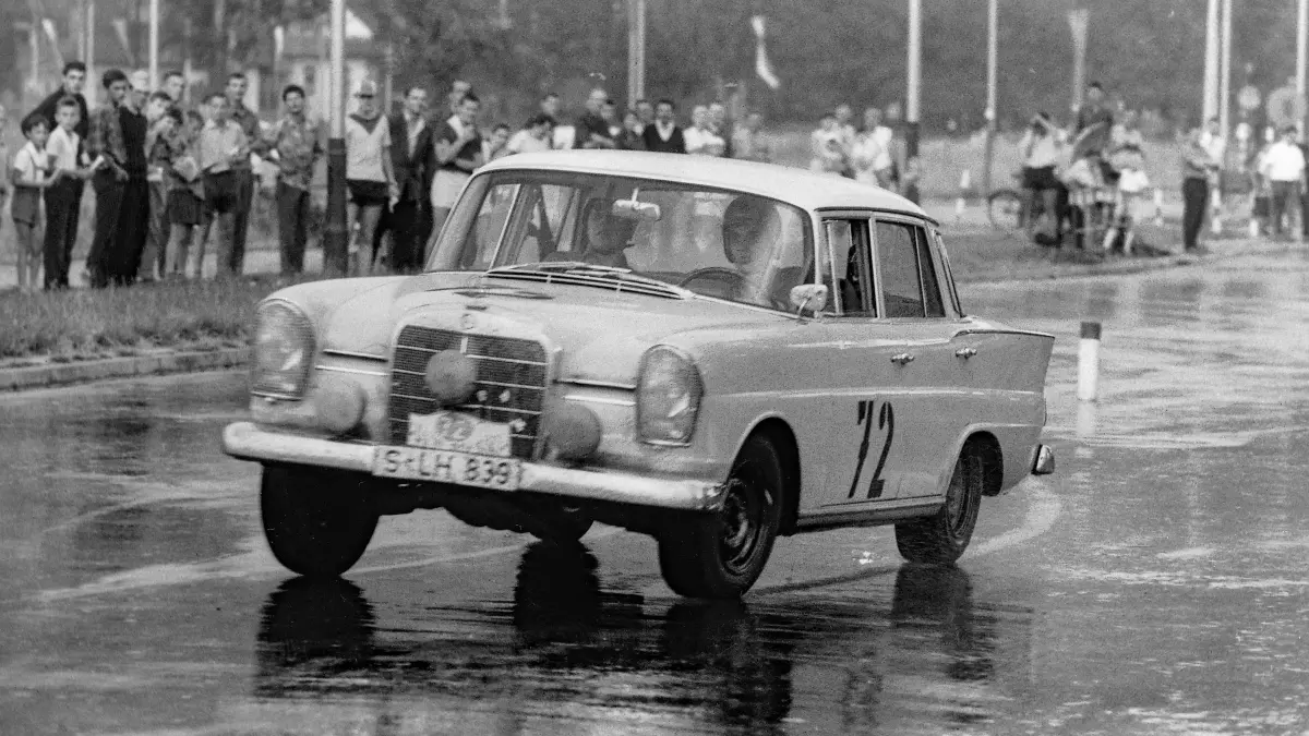 Dieter Glemser gewinnt zusammen mit Martin Braungart im Mercedes 220 SE die Polen-Rallye 1963.