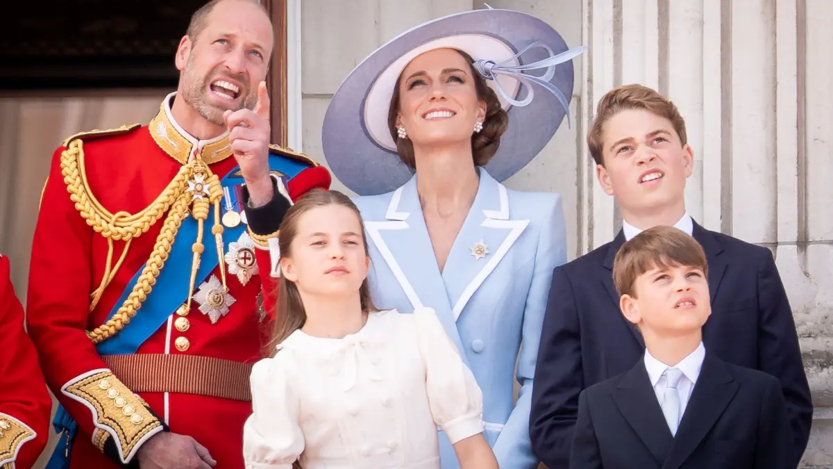 Trooping the Colour in London: 13.06.2026, Großbritannien, London: William, der Prinz von Wales, Kate, die Prinzessin von Wales, Prinzessin Charlotte, Prinz George und Prinz Louis - auf dem Balkon des Buckingham Palace in London, um den Flugüberflug im Anschluss an die "Trooping the Colour"-Zeremonie im Zentrum Londons zu verfolgen, anlässlich der Feierlichkeiten zum offiziellen Geburtstag von König Charles III. Foto: Aaron Chown/PA Wire/dpa +++ dpa-Bildfunk +++