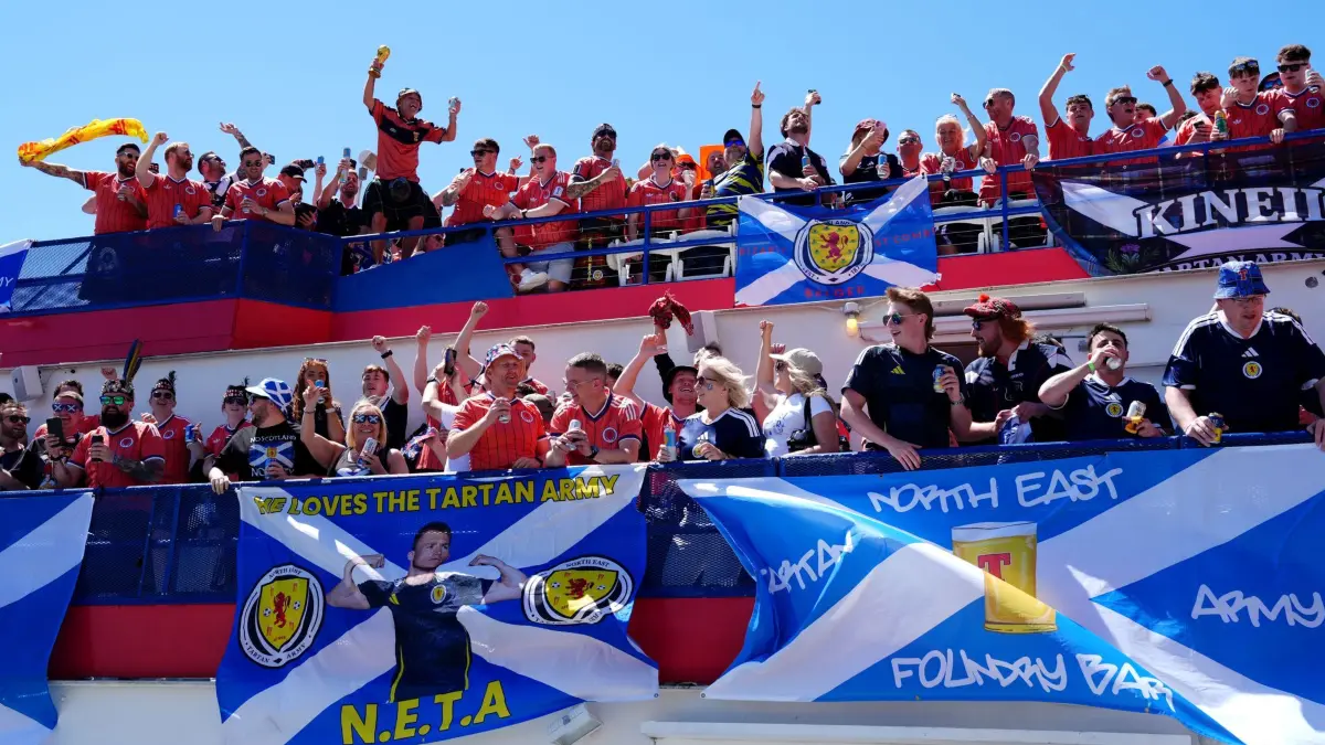 WM 2026 - Haiti - Schottland: 13.06.2026, USA, Boston: Fußball, Männer: WM, Haiti - Schottland, Vorrunde, Gruppe C, 1. Spieltag, Schottland-Fans an Bord bei einer Bootsfahrt vom Hafen von Boston aus, im Vorfeld des FIFA-Weltmeisterschaftsspiels. EINSCHRÄNKUNGEN: Die Nutzung unterliegt Einschränkungen. Nur für redaktionelle Zwecke, keine kommerzielle Nutzung ohne vorherige Zustimmung des Rechteinhabers. Foto: Andrew Milligan/PA Wire/dpa +++ dpa-Bildfunk +++