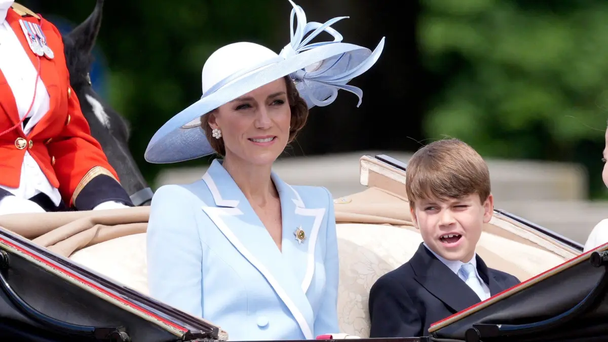 Trooping the Colour in London: 13.06.2026, Großbritannien, London: Kate, Prinzessin von Wales, und Prinz Louis in der «Ascot Landau»-Kutsche auf dem Weg zur «Trooping the Colour»-Zeremonie im Zentrum Londons. Anlass sind die Feierlichkeiten zum offiziellen Geburtstag von König Charles III. Foto: Aaron Chown/PA Wire/dpa +++ dpa-Bildfunk +++