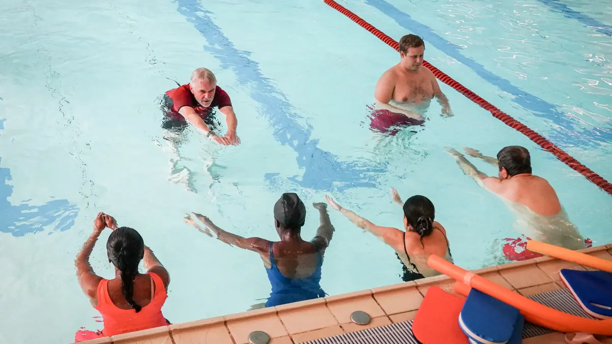Die DLRG bietet seit einigen Wochen Schwimmkurse für Erwachsene an. Viele Teilnehmende haben nie schwimmen gelernt und möchten ihre Sicherheit im Wasser verbessern : Die DLRG bietet seit einigen Wochen Schwimmkurse für Erwachsene an. Viele Teilnehmende haben nie schwimmen gelernt und möchten ihre Sicherheit im Wasser verbessern