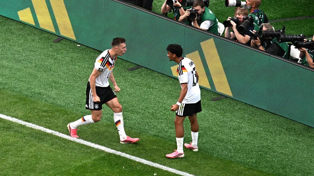 WM 2026 - Deutschland - Curaçao: 14.06.2026, USA, Houston: Fußball, Männer: WM, Deutschland - Curaçao, Vorrunde, Gruppe E, 1. Spieltag, Houston-Stadion, Nico Schlotterbeck (l) jubelt nach seinem Tor zum 2:1 mit Nathaniel Brown. ACHTUNG: Gemäß den Auflagen der FIFA dürfen die Bilder ausschließlich zur redaktionellen Verwendung genutzt werden. Eine kommerzielle Nutzung ist ausgeschlossen. Zudem dürfen keine videoähnlichen Sequenzen erstellt werden, und es dürfen keine Veränderungen weder im Vordergrund noch im Hintergrund am Bild vorgenommen werden. Foto: Federico Gambarini/dpa +++ dpa-Bildfunk +++