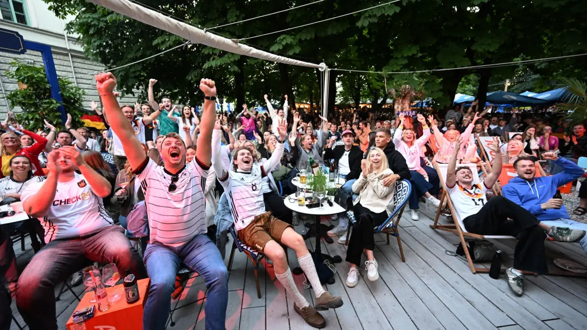 WM 2026 - Deutschland - Curacao - Fußballfans im Biergarten: 14.06.2026, Bayern, München: Fußball, Männer: WM, Deutschland - Curacao, Vorrunde, Gruppe E, 1. Spieltag. Fans jubeln im Biergarten des Hofbräukeller über ein Tor der deutschen Nationalmannschaft. Foto: Felix Hörhager/dpa +++ dpa-Bildfunk +++