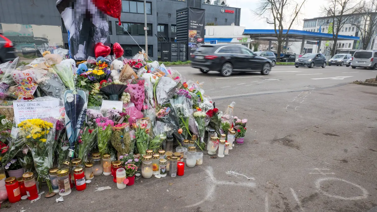 Ludwigsburg - Dutzende von Blumen und Kerzen wurden an der Stelle eines tödlichen Autounfalls in der Schwieberdinger Straße niedergelegt, wo zwei junge Frauen ums Leben kamen, als ihr Auto von Autos angefahren wurde, die an einem illegalen Autorennen teilnahmen
