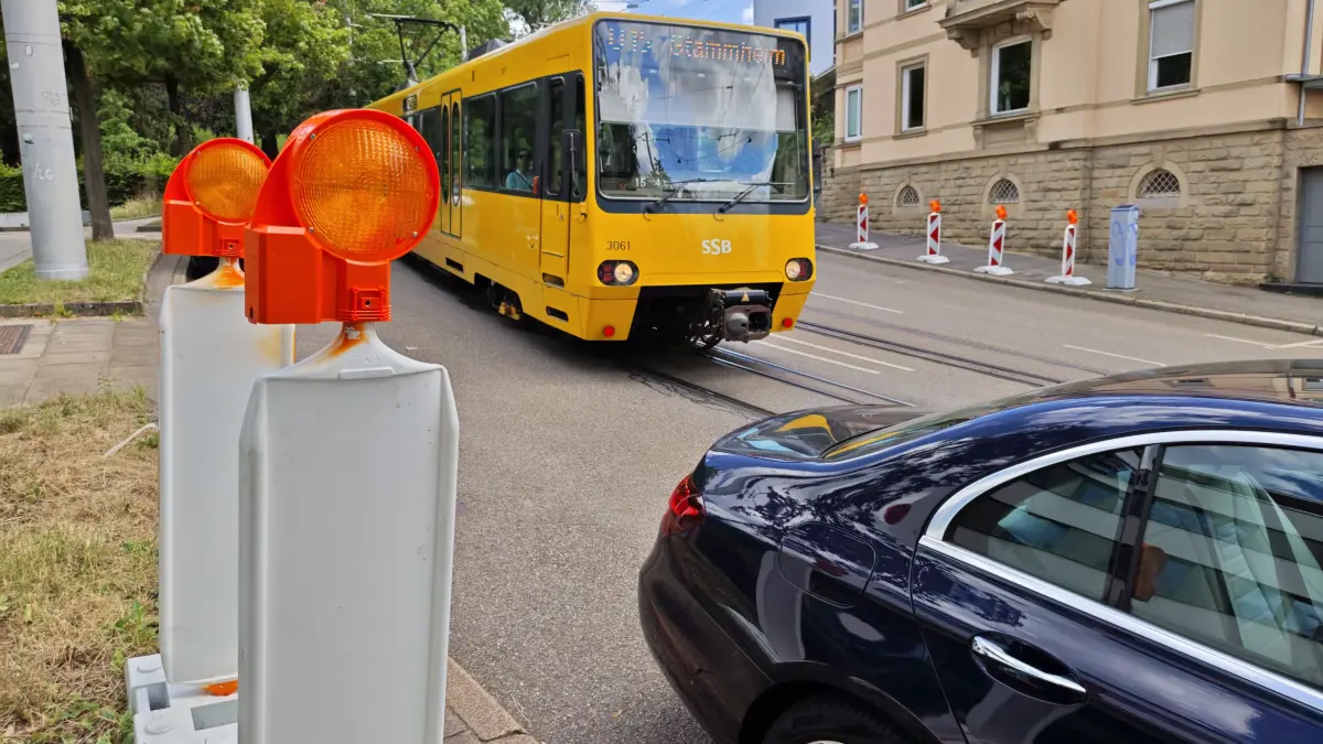 Die Gerokstraße wird wegen Gleisbauarbeiten für Autos voll gesperrt. Die Stadtbahn darf weiterhin fahren.