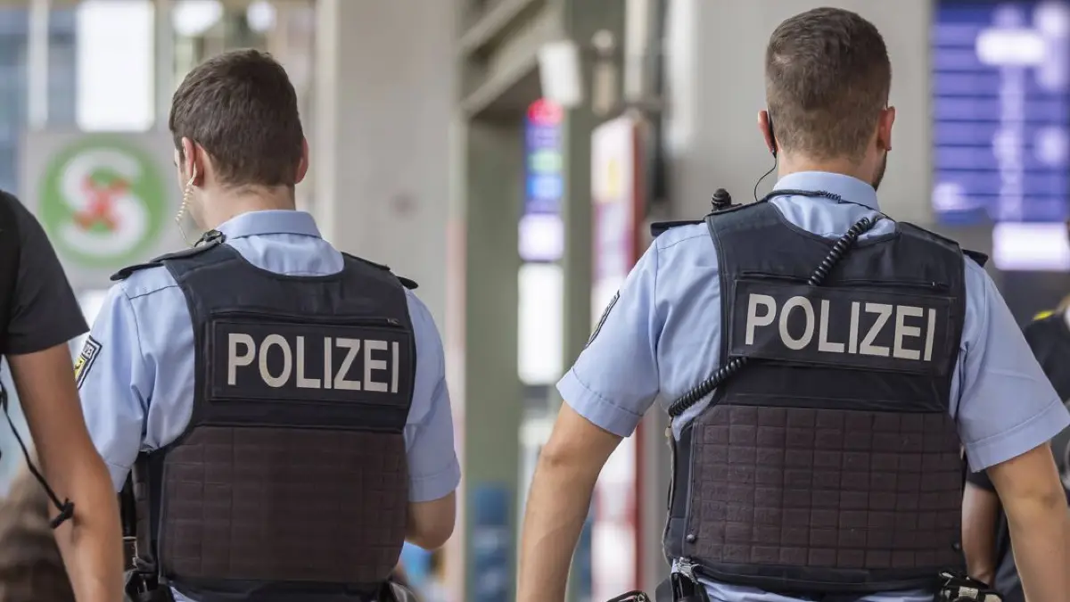 Hauptbahnhof Stuttgart. Polizisten der Bundespolizei auf Streife. // 18.08.2025: Stuttgart, Baden-Württemberg, Deutschland *** Stuttgart main station Federal police officers on patrol 18 08 2025 Stuttgart, Baden Württemberg, Germany