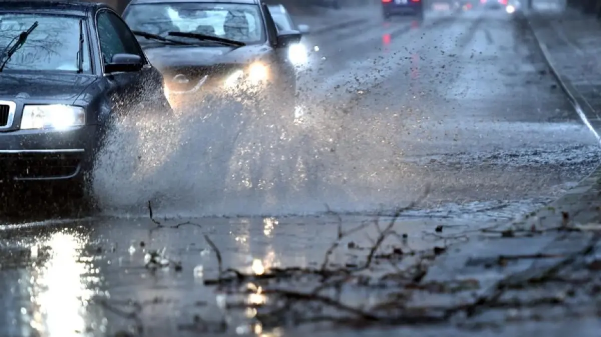 Straße nass Nässe Regen Verkehr Starkregen Aquaplaning Symbolfoto Blaulicht Schwabo OV LZ