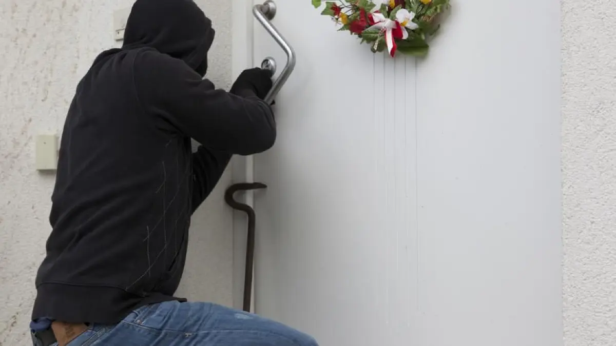 Kann schneller gehen als einem lieb ist: ein Einbruch durch die Wohnungstür. (zu dpa: «So wird Ihre Haustür möglichst einbruchssicher») Einbrecher Schwabo Blaulicht OV LZ Symbolfoto
