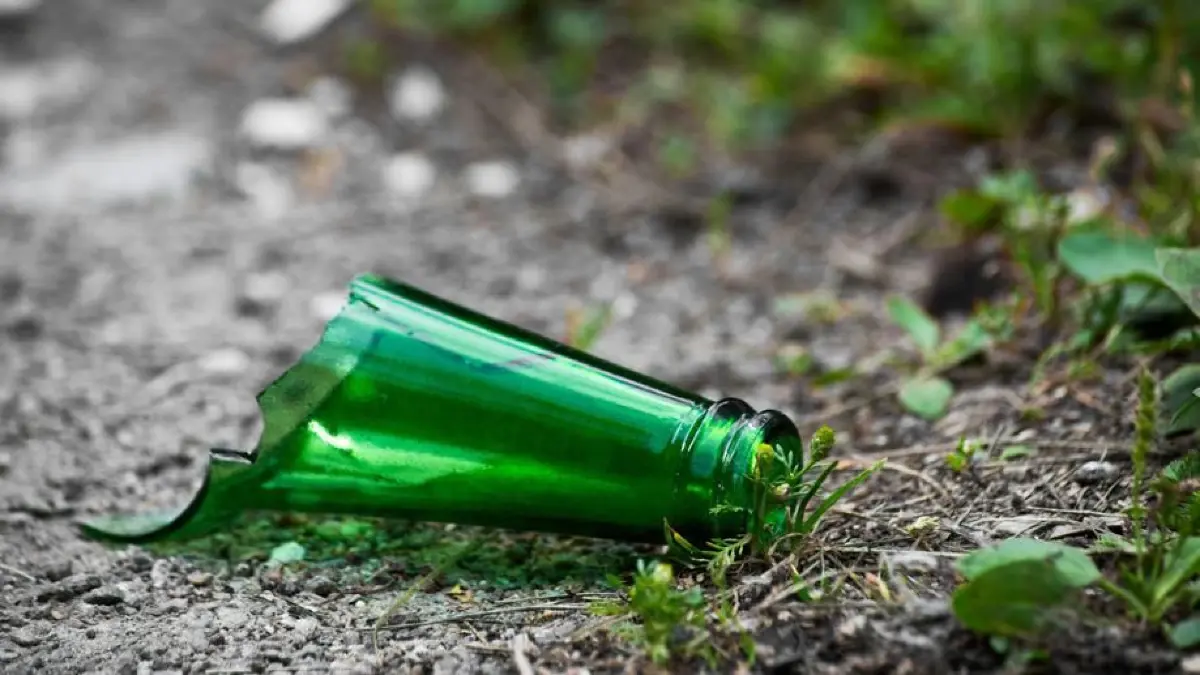 Blaulicht Glas Scherben Glasscherben Glasflasche Glas Boden Alkohol Glas Scherben Glasscherben Wiese Symbolfoto Schwabo LZ OV