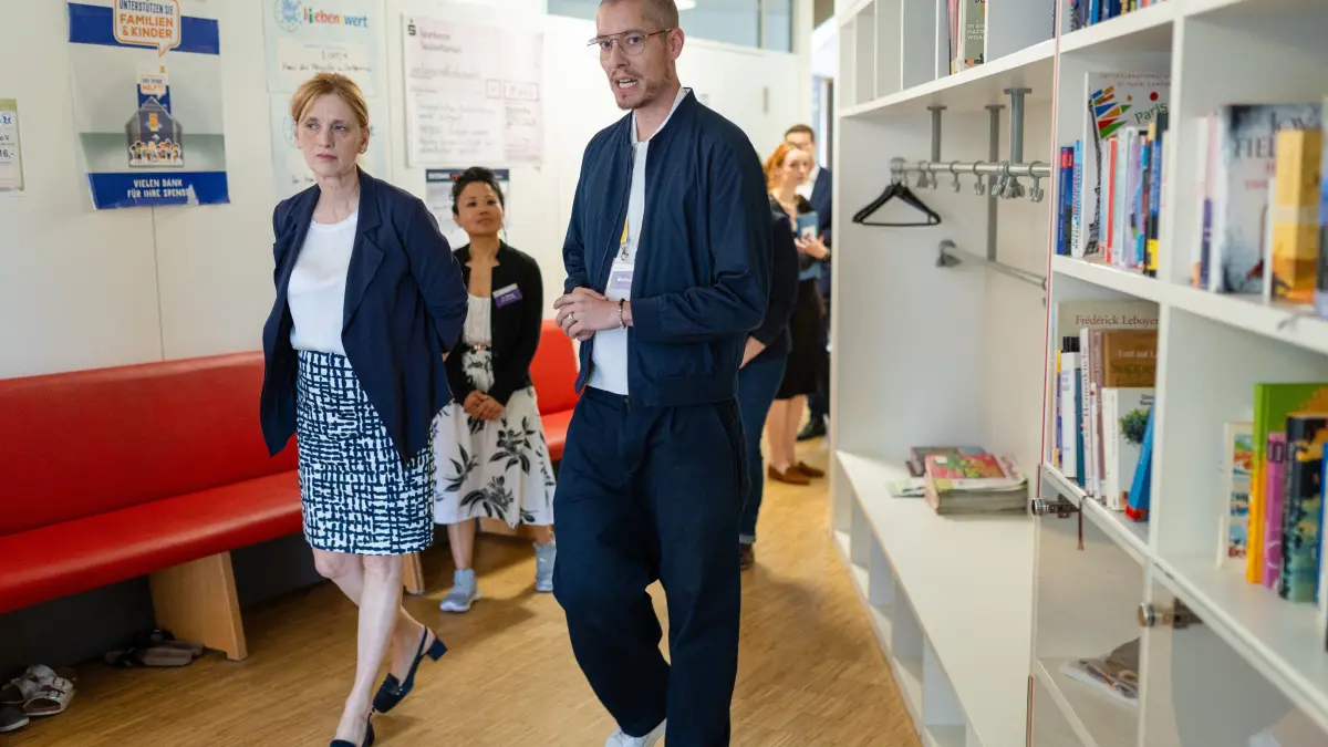 Bundesfamilienministerin Prien besucht Haus der Familie: 16.06.2026, Stuttgart: Michael Rozek (r), Geschäftsführer vom Haus der Familie, führt Karin Prien (l, CDU), Bundesministerin für Bildung, Familie, Senioren, Frauen und Jugend, durch das Haus der Familie in Bad Cannstatt. Foto: Lichtgut/Christoph Schmidt