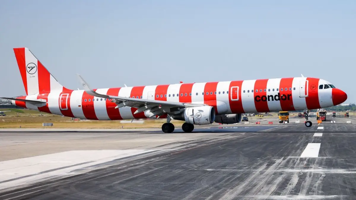 Condor-Maschine in Hamburg: ARCHIV - 06.06.2023, Hamburg: Eine Maschine von Condor Airlines landet auf dem Flughafen Hamburg während die zweite Start- und Landebahn für Erneuerungsarbeiten gesperrt ist. (zu dpa: «Starts und Landungen nur über Alsterdorf und Norderstedt») Foto: Christian Charisius/dpa +++ dpa-Bildfunk +++