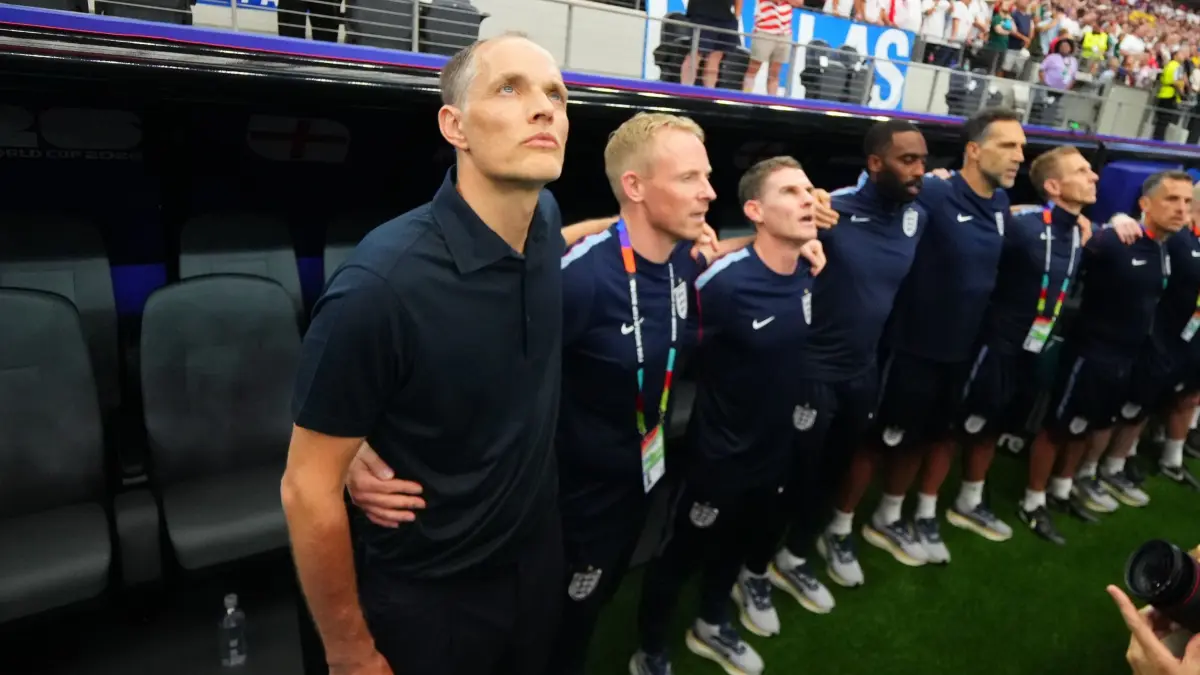 WM 2026 - England - Kroatien: 17.06.2026, USA, Arlington: Fußball, Männer: WM, England - Kroatien, Vorrunde, Gruppe L, 1. Spieltag, Dallas-Stadion. Der englische Nationaltrainer Thomas Tuchel (l) und sein Trainerstab bei der Hymne vor dem Spiel. Foto: Julio Cortez/AP/dpa +++ dpa-Bildfunk +++