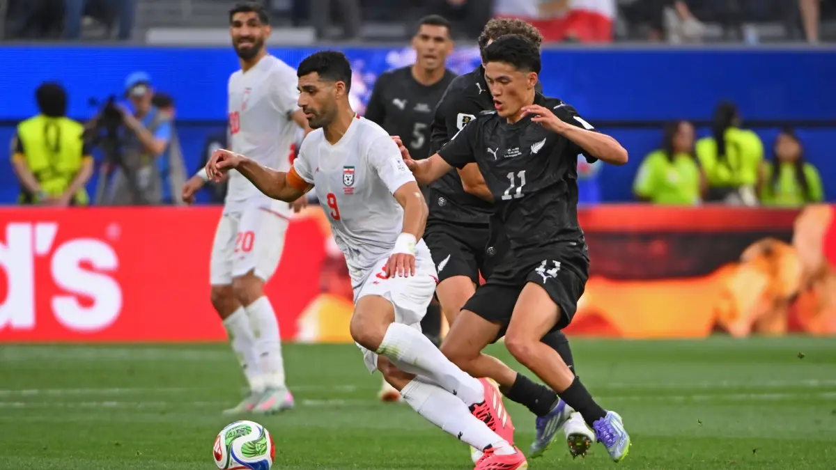 Erst, als der TV-Kommentator den Iraner Mehdi Taremi im weißen Trikot erkannte, bemerkte er die peinliche Verwechslung.