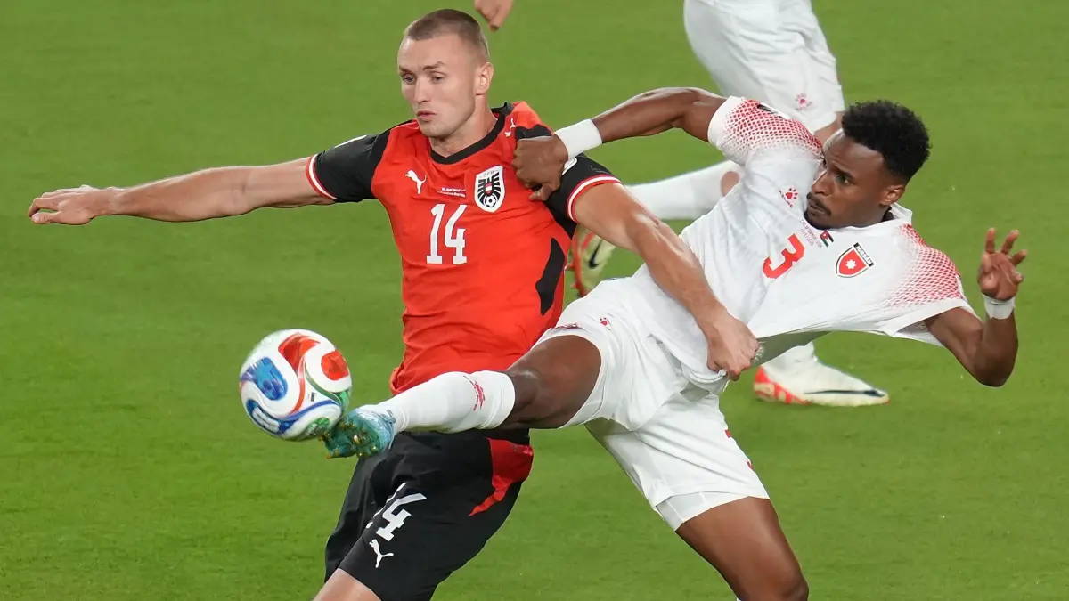 FIFA WM 2026: Österreich vs Jordanien 3:1: (260617) -- SAN FRANCISCO, June 17, 2026 (Xinhua) -- Sasa Kalajdzic (L) of Austria vies with Abdallah Nasib of Jordan during the group J match between Austria and Jordan at the 2026 FIFA World Cup at San Francisco Bay Area Stadium in San Francisco, the United States, June 16, 2026. (Photo by Sun Yuxuan/Xinhua) - Sun Yuxuan - //CHINENOUVELLE_chinenouvelle0402/Credit:CHINE NOUVELLE/SIPA/2606170902 / action press