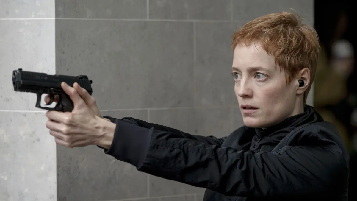 ARD Degeto PRISONER - AUF DER FLUCHT, "Prisoner", Folge 6, am Freitag (26.06.26) um 00:30 Uhr im ERSTEN.
Nina Drâgus (Leonie Benesch) fackelt nicht lange.
© Sky UK, honorarfrei - Verwendung gemäß der AGB im engen inhaltlichen, redaktionellen Zusammenhang mit genannter Degeto-Sendung und bei Nennung "Bild: Sky UK" (S2+). ARD Degeto/Programmplanung und Presse, Tel: 069/1509-335, degeto-presse@degeto.de