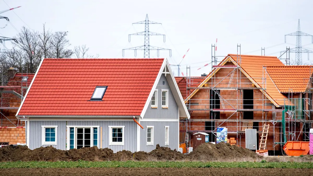Grundsteuer in Niedersachsen: ARCHIV - 07.03.2021, Niedersachsen, Sehnde: Mehrere im Bau befindliche Einfamilienhäuser stehen in einem Neubaugebiet im Ortsteil Haimar. (zu dpa: «Musterklage gegen Grundsteuer in Niedersachsen abgewiesen») Foto: Hauke-Christian Dittrich/dpa +++ dpa-Bildfunk +++